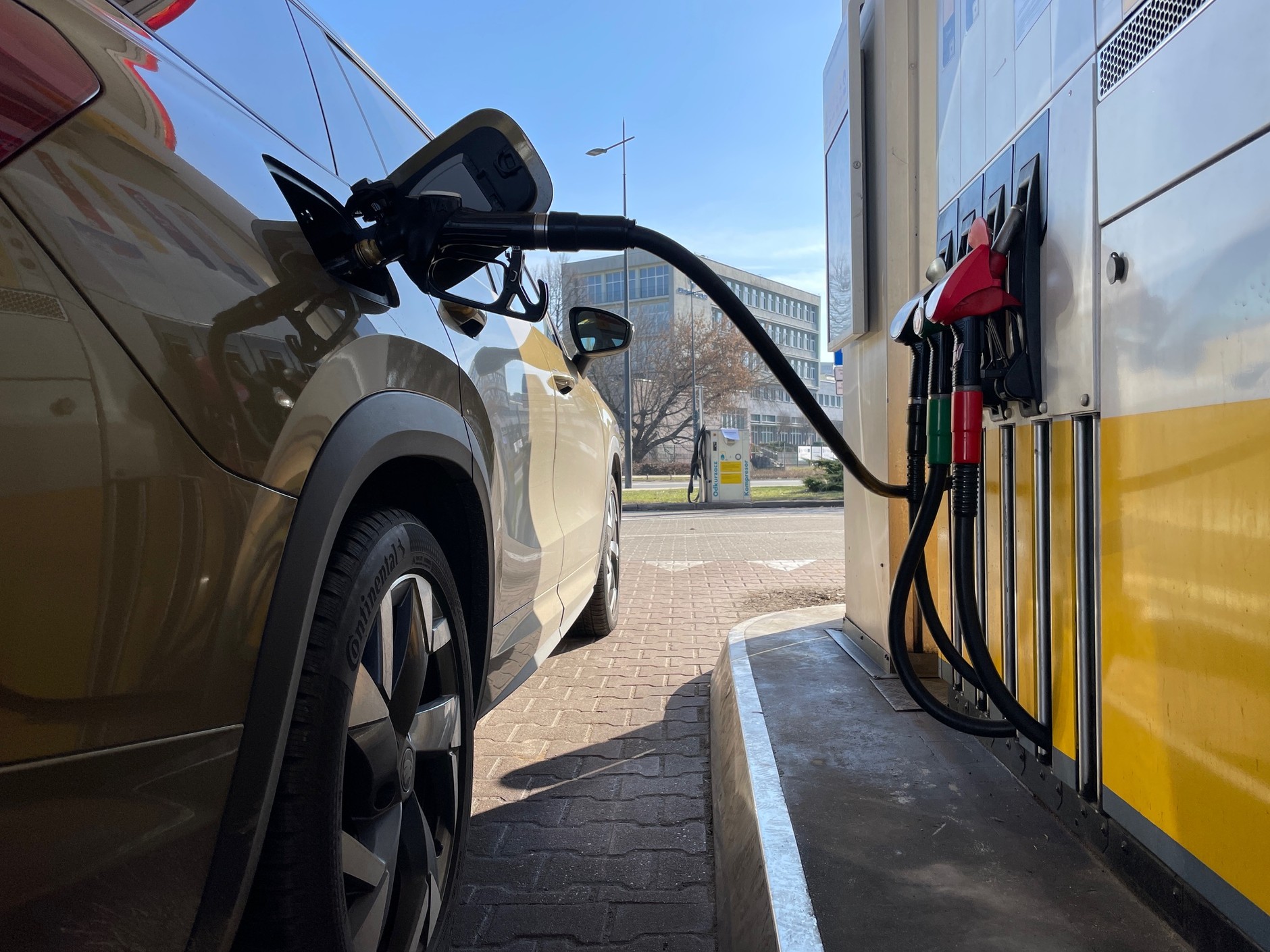 Najpierw olej napędowy, teraz benzyna. Paliwa bardzo szybko drożeją