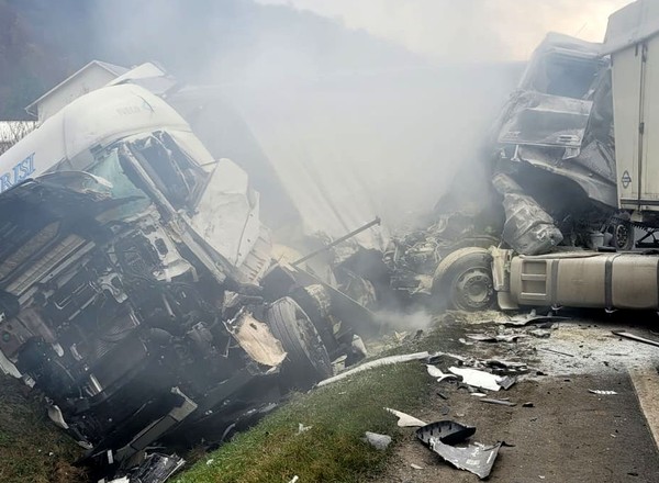 Czekał na pomoc w obłokach dymu. Z płonącej ciężarówki wyciągnęli go strażnicy