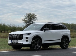 Nowy chiński spalinowy SUV ma polskie ceny. Jaecoo 7 od 139 tys. 900 zł