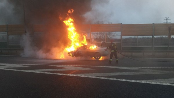 Co robić, kiedy auto się pali?