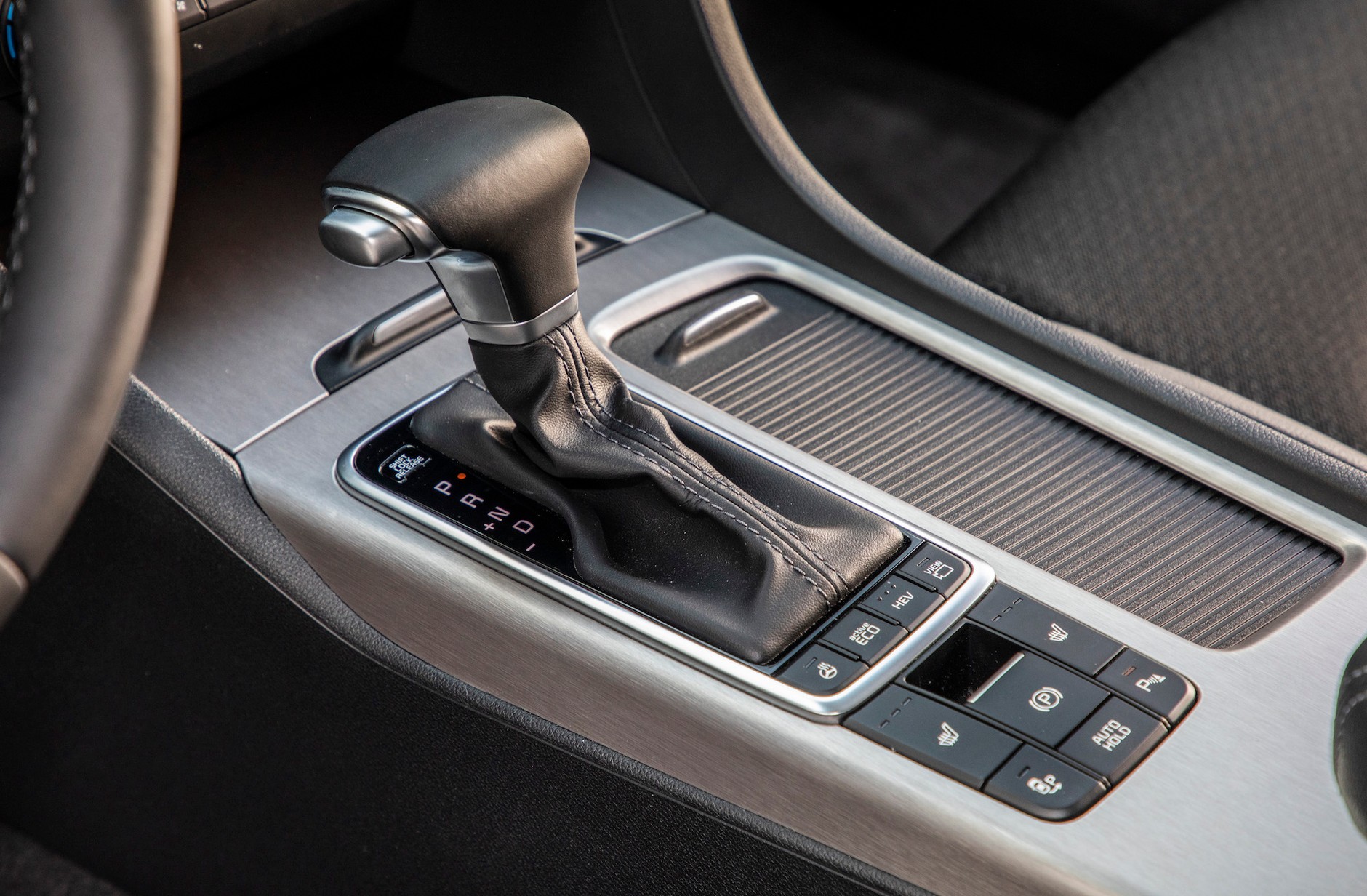 Kia Optima PLug-in Hybrid: automatyczna przekładnia działa o wiele lepiej niż typowe przekładnie e-CVT stosowane w wielu modelach popularnych hybryd