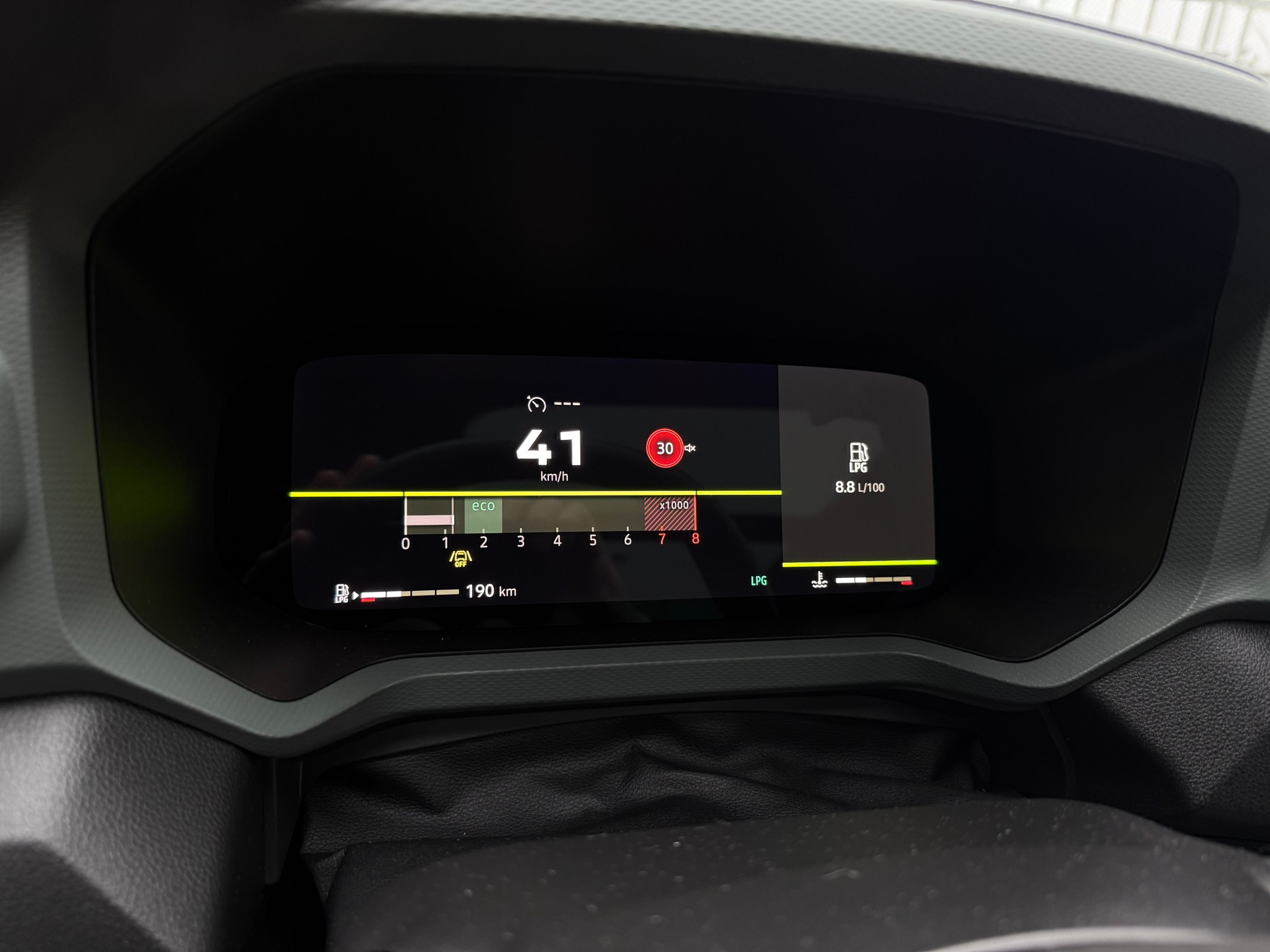 Podczas pracy na gazie komputer pokładowy wyświetla dane o zużyciu paliwa oraz zasięgu dla jazdy na LPG