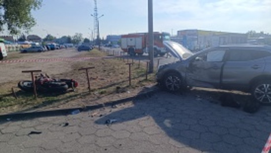 Obraz pochodzący z serwisu https://mazowiecka.policja.gov.pl/wos/aktualnosci/98020,Kierowco-patrz-w-lusterka-i-uwazaj-na-motocyklistow-Zderzenie-motocykla-z-autem.html