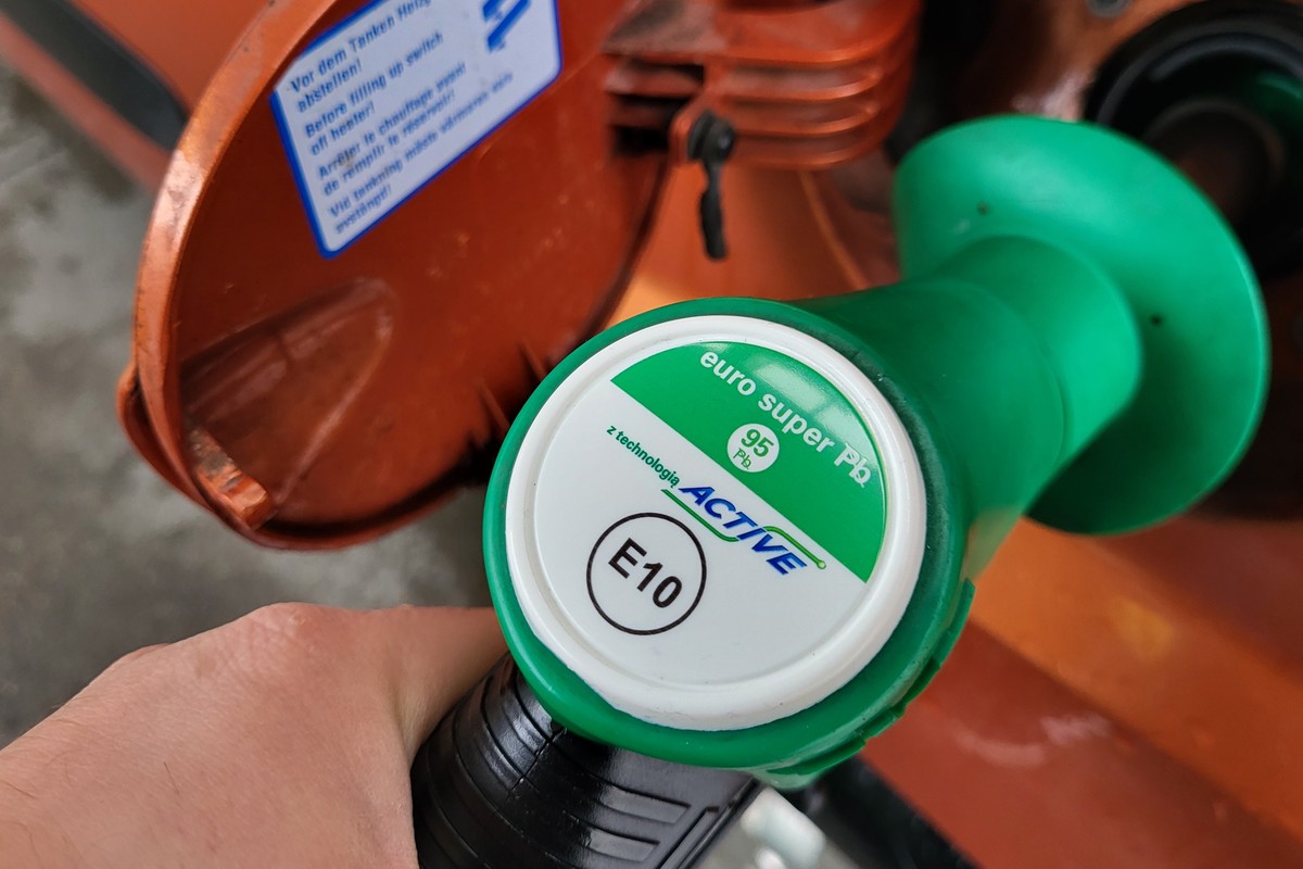 Co w końcu z tą benzyną E10? Mechanicy powiedzieli, do jakich aut nie tankować nowego Pb95