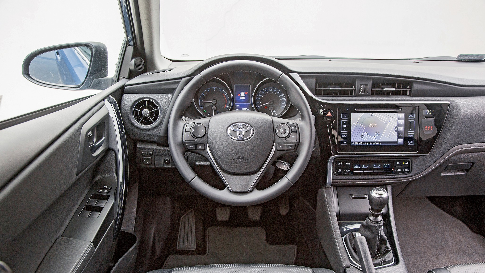 W tym zestawieniu Auris występuje jednak z tradycyjnym napędem – stawiamy na silnik 1.2T/116 KM w połączeniu z manualną skrzynią biegów. Po pierwsze dlatego, że hybrydy z tego samego rocznika są odczuwalnie droższe, a po drugie, byłoby to nie fair wobec pozostałych rywali. Inna sprawa, że nawet benzynowy Auris z tego samego rocznika zazwyczaj będzie droższy niż np. Tipo.