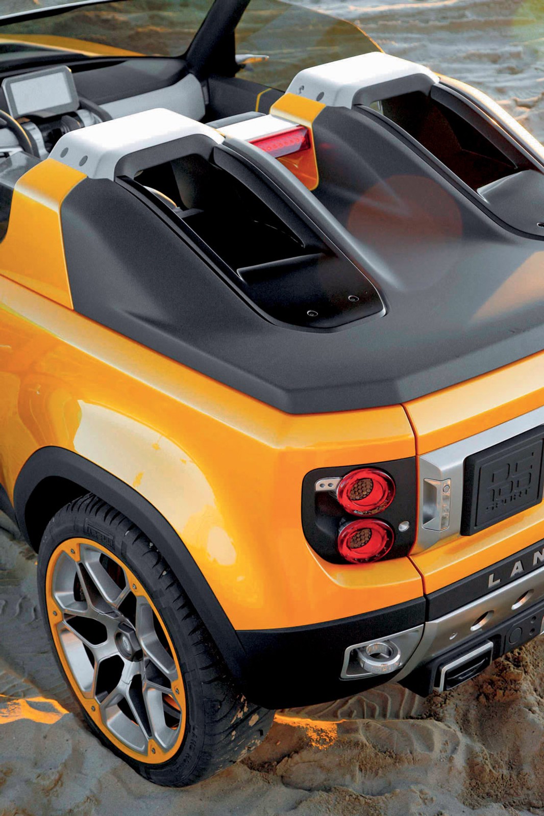 Land Rover DC100 Sport: podróż do przyszłości