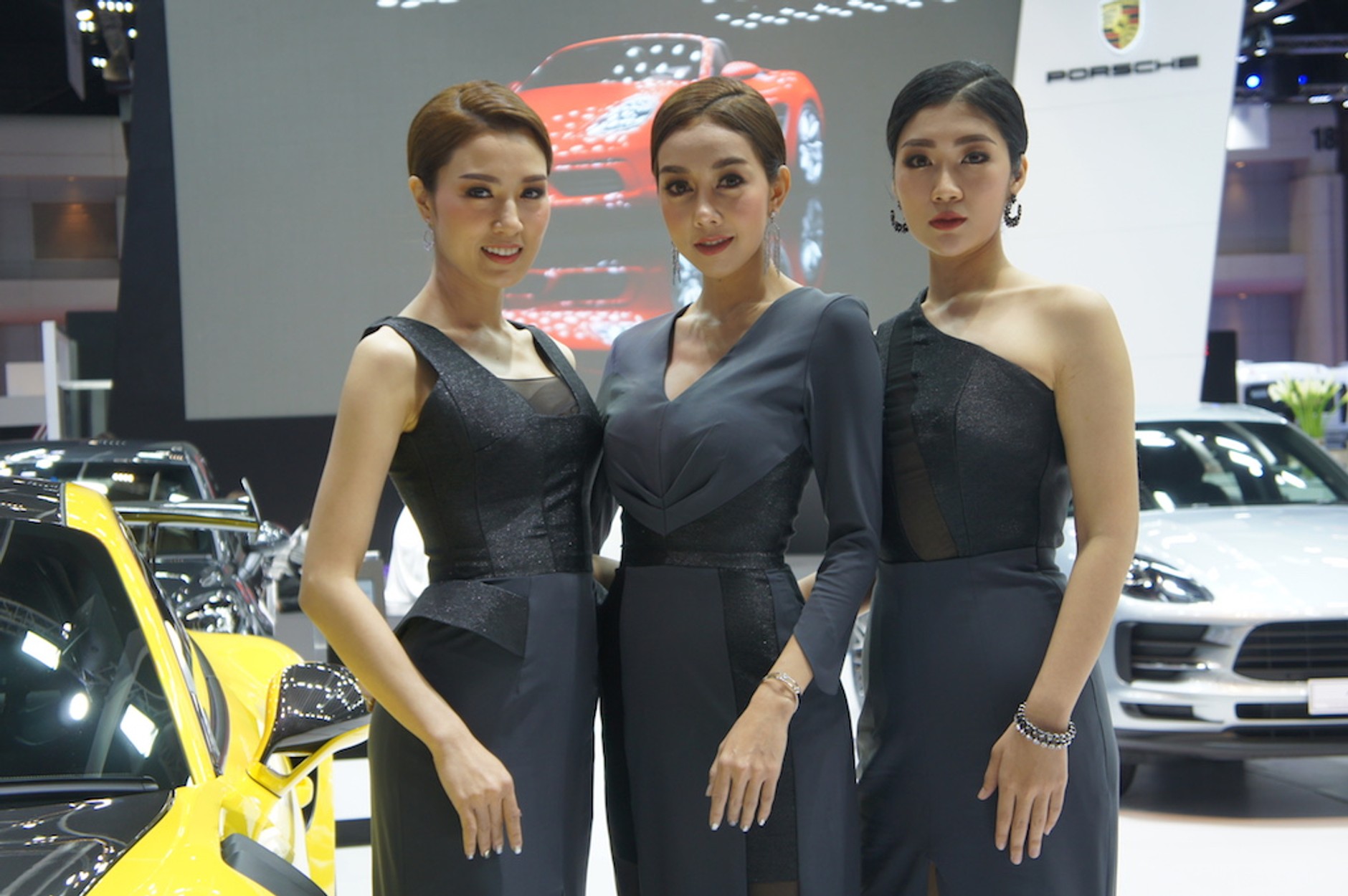 Salon w Bangkoku – modelki i samochody