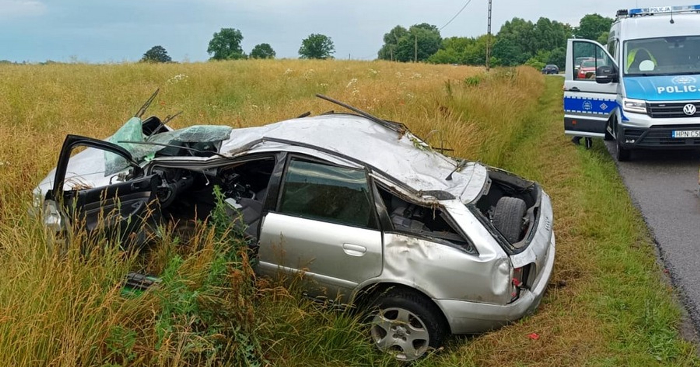 Obraz pochodzący z serwisu https://pomorska.policja.gov.pl/pom/informacje/wiadomosci/134094,Po-dachowaniu-trafila-do-szpitala.html