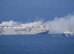 Pożar statku Fremantle Highway. Co już wiadomo o przyczynach i jakie samochody były na pokładzie?