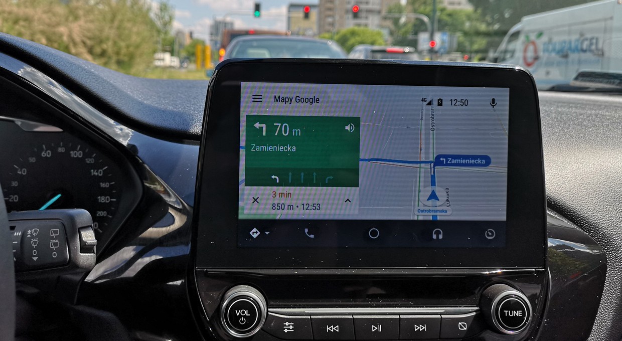 Google Maps dostało funkcję, której brakuje w starszych autach. Koniec z mandatami?