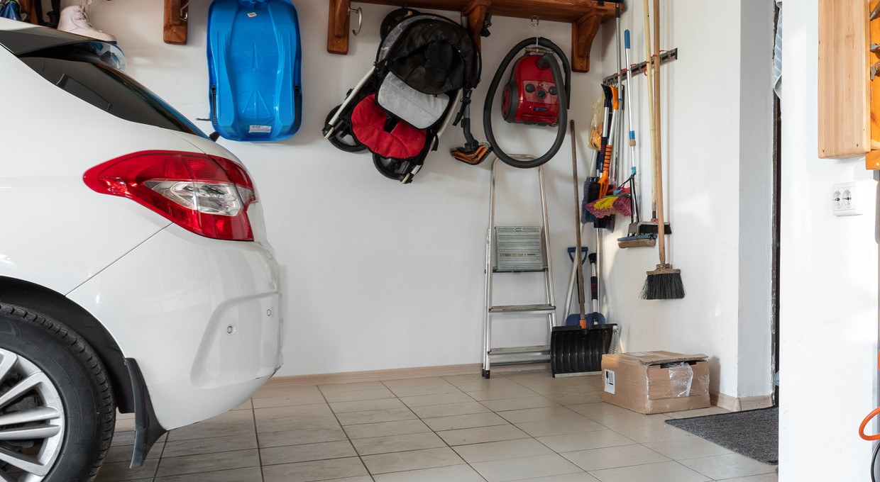 Prosty sposób na parkowanie w ciasnym garażu. Jest patent z piłeczką tenisową