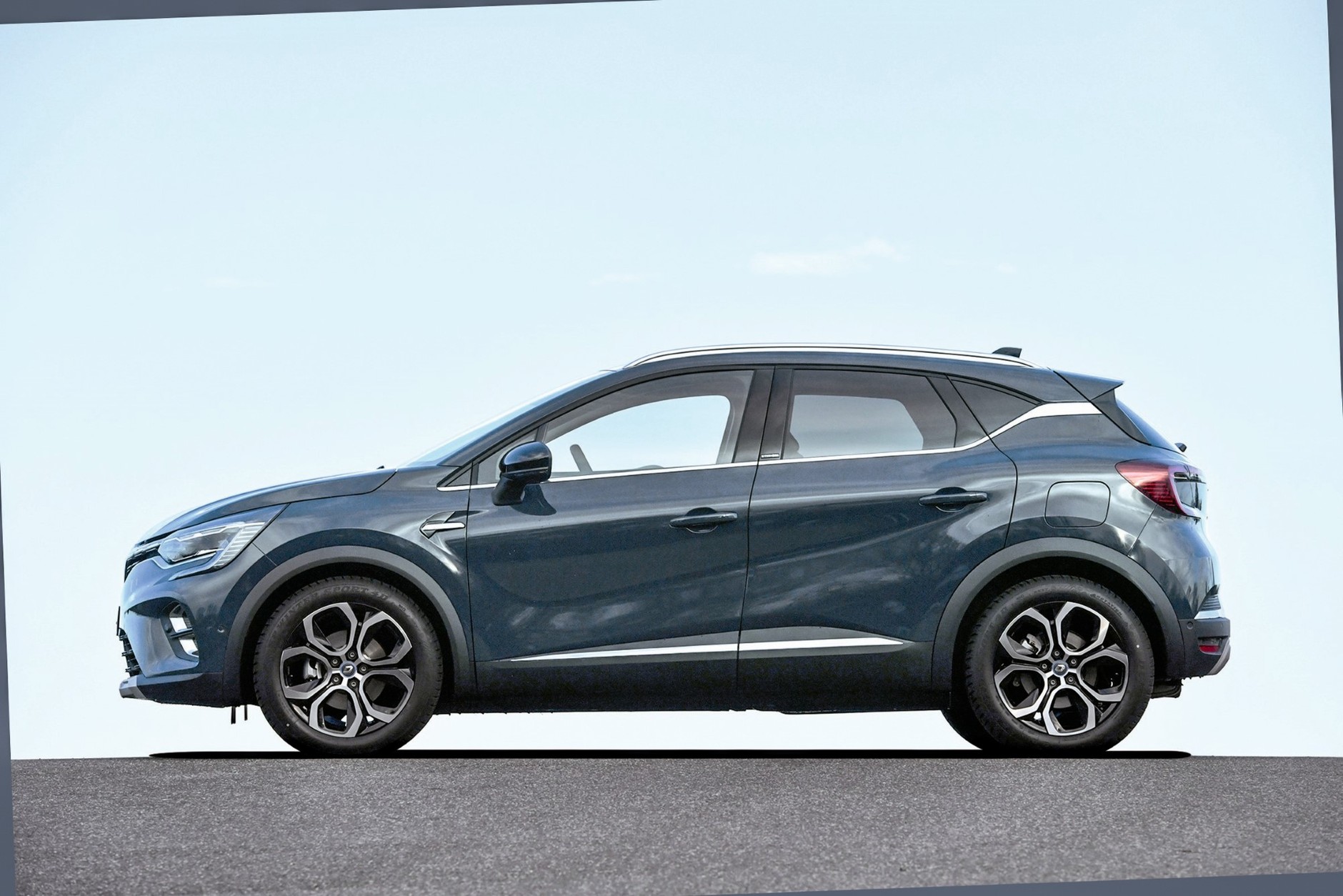 Dwie hybrydy ładowane z gniazdka: Kia Niro i Renault Captur