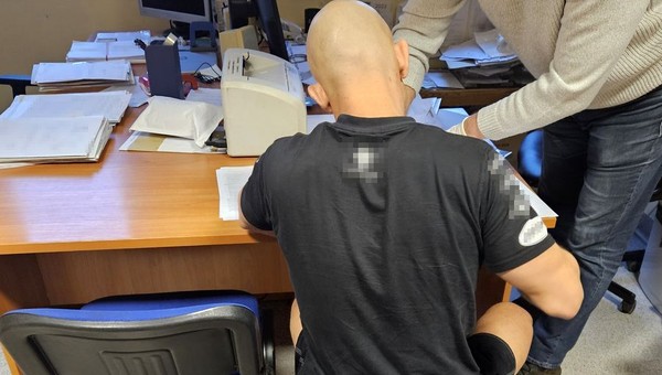 Poszukiwany 44-latek zatrzymany za kierownicą. Sam się prosił