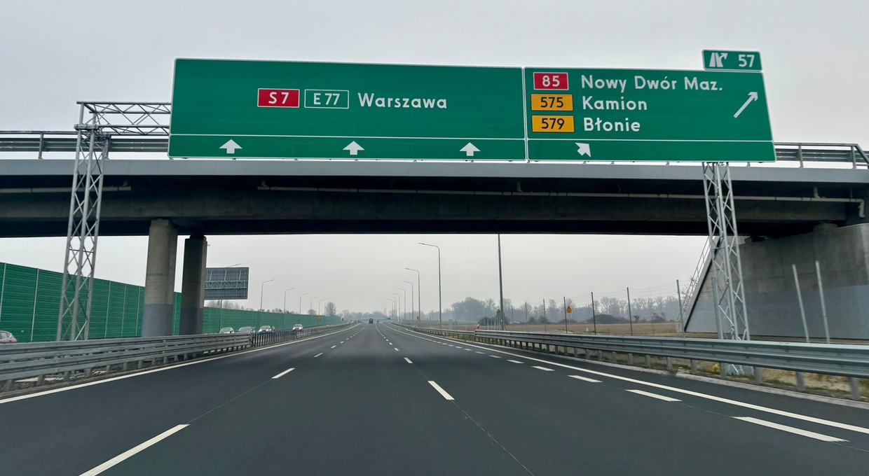 Jechałem nową ekspresową "siódemką" na północ od Warszawy. Ma po trzy pasy ruchu
