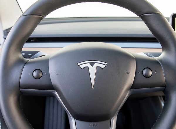 Tesla uczy się jeździć samodzielnie po rondzie [Wideo]