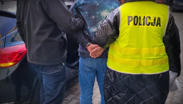 Akcja jak z filmu. Nagle wrzucił wsteczny i potrącił policjantów [WIDEO]