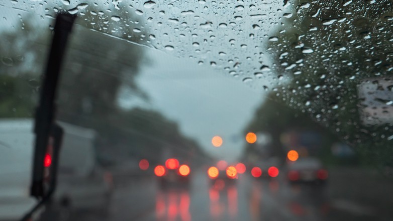 Jazda w deszczu jest bezpieczniejsza, gdy mamy dobre wycieraczki