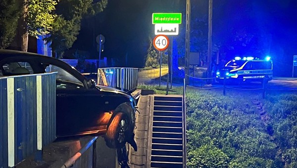 Auto zawisło nad kanałem. Pijana kierująca straciła prawo jazdy, pasażer dostał mandat
