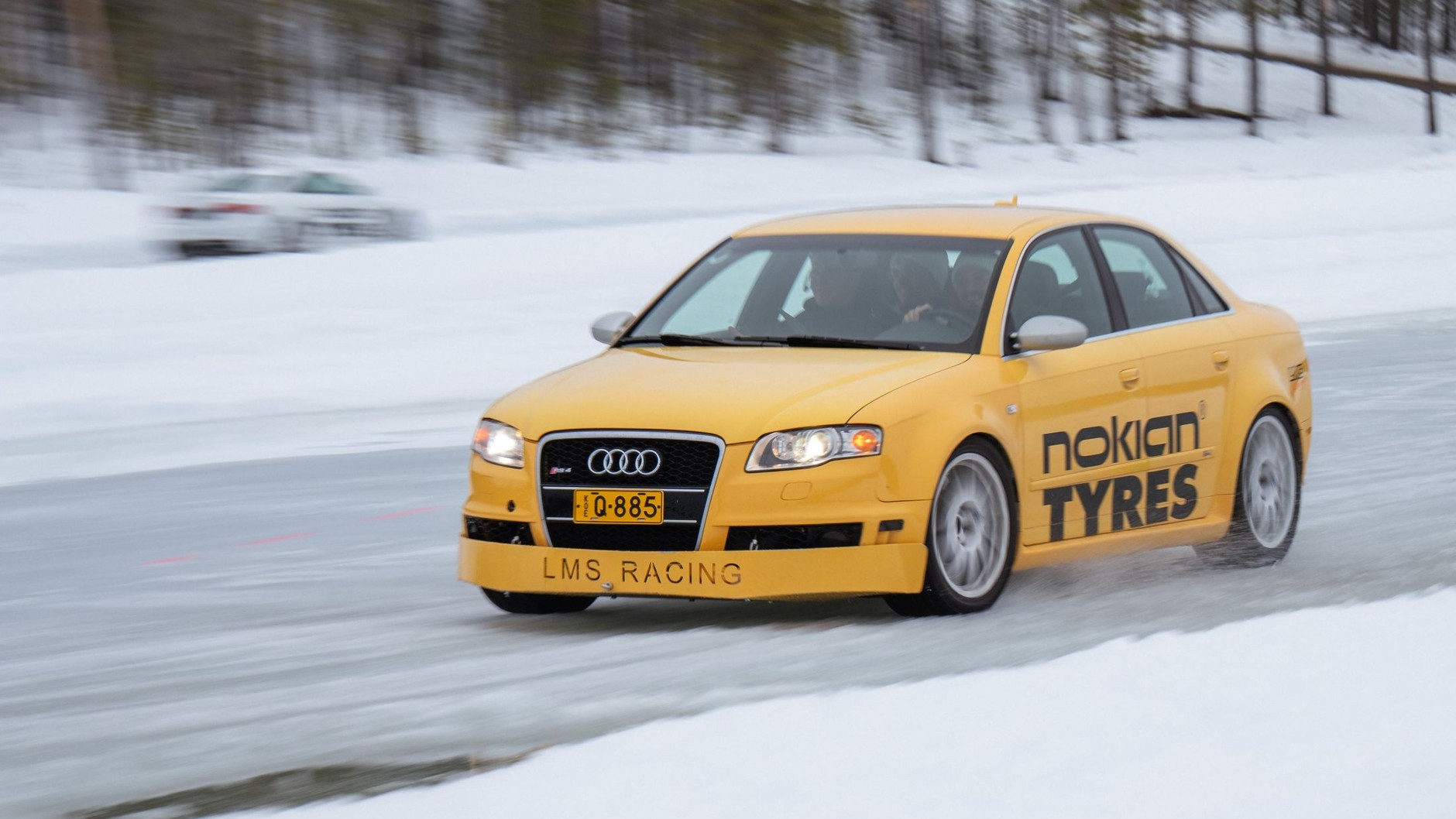 Jazda Audi RS4 z zamontowanymi oponami z kolcami