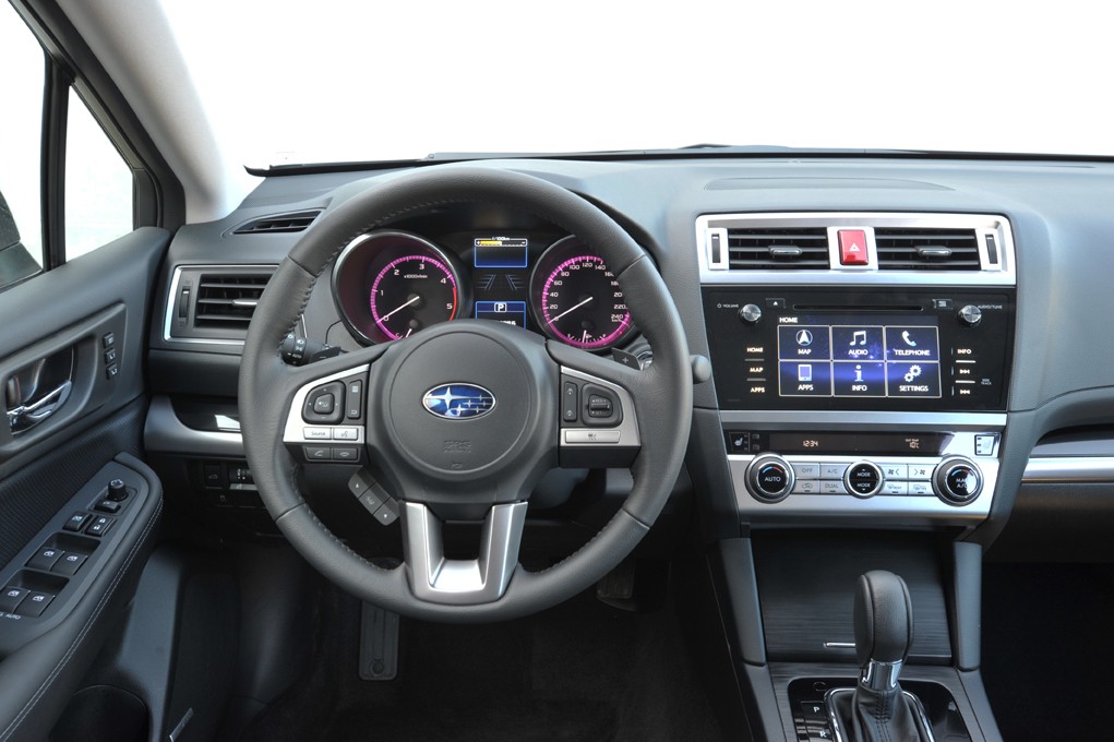 Nowy wzór kierownicy, tubowe zegary, a także nowy ekran dotykowy i zmieniony kształt elementów sterowania nawiewem