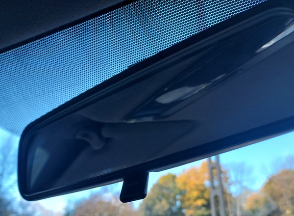 Ukryta funkcja w lusterku wstecznym. Czy wiesz, do czego służy "języczek"?