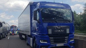 Kierowcy ciężarówek utworzyli korytarz życia i... stracili prawo jazdy