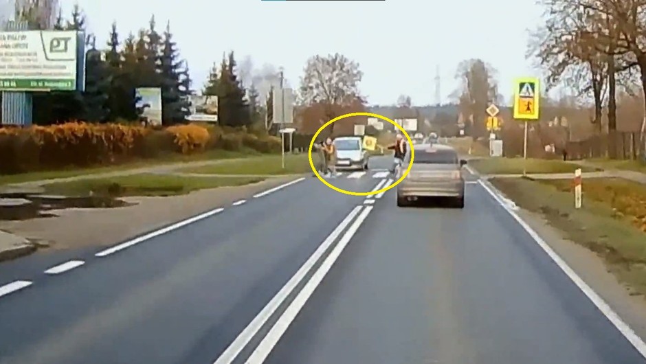 Kobieta omal nie potrąciła pieszych na pasach 