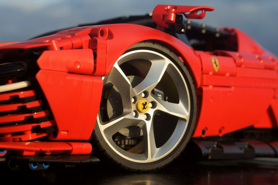 Ferrari Daytona SP3 w skali 1:8 z klocków LEGO