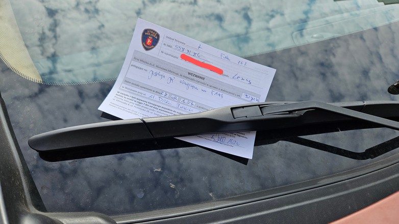 Za wycieraczką samochodu znajdziemy wezwanie, a nie mandat