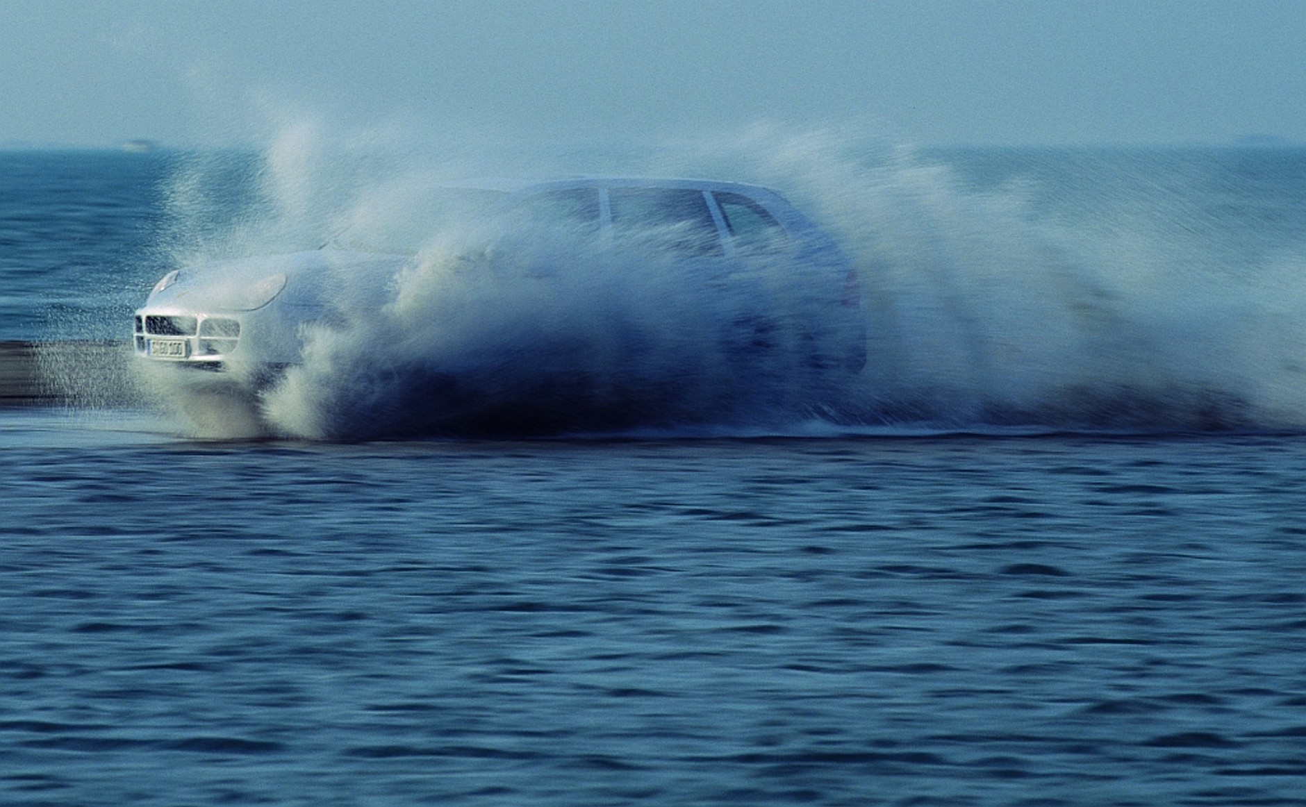 Samochód to nie amfibia! Radzimy: Co zrobić z zalanym autem?
