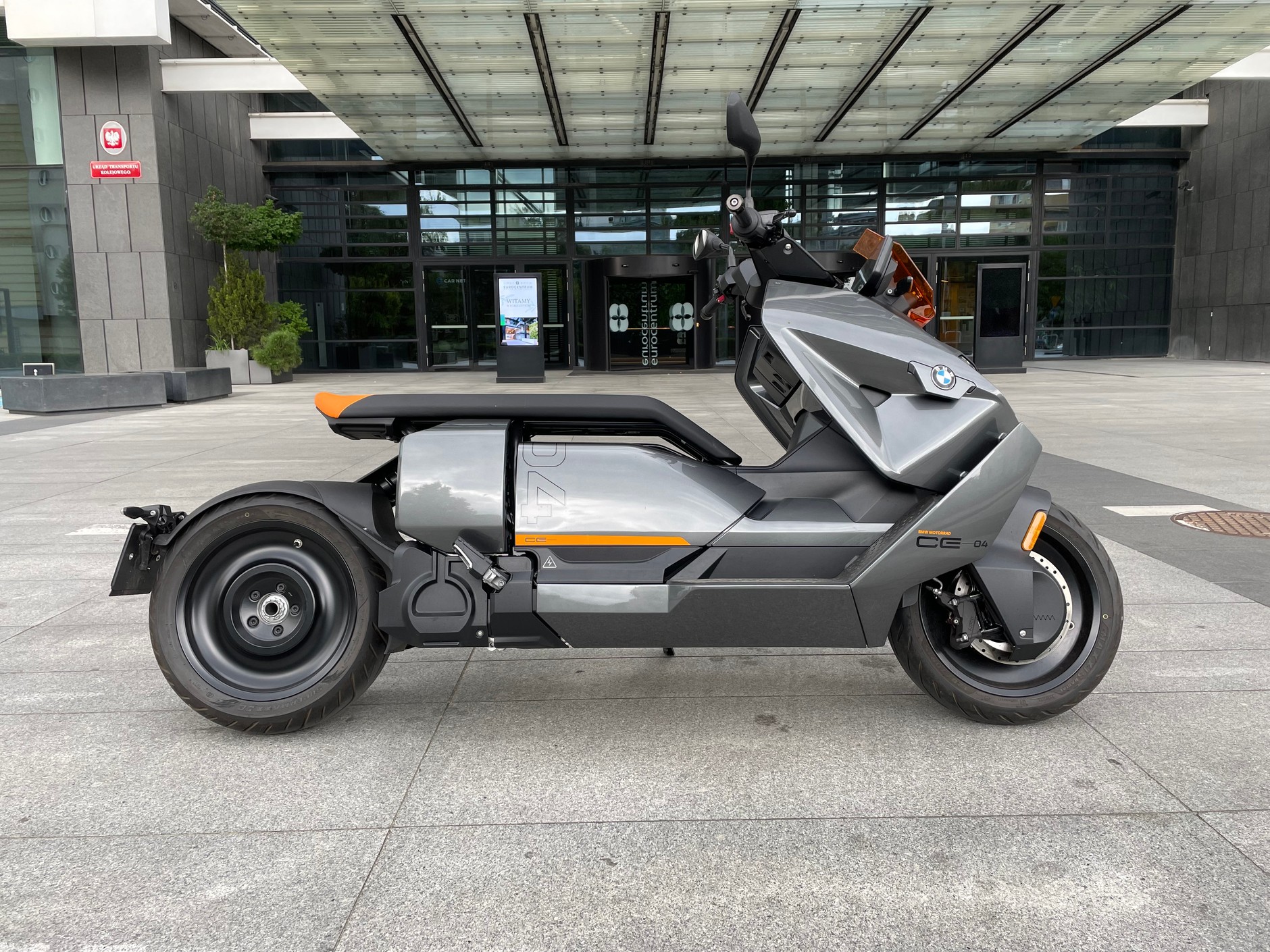 Elektryczny czy "normalny"? Sprawdziłem skutery BMW C 400 X i BMW CE 04