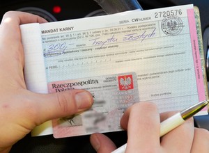 Mandat za parkowanie można dostać nawet nie stając na zakazie. Wyjaśniamy