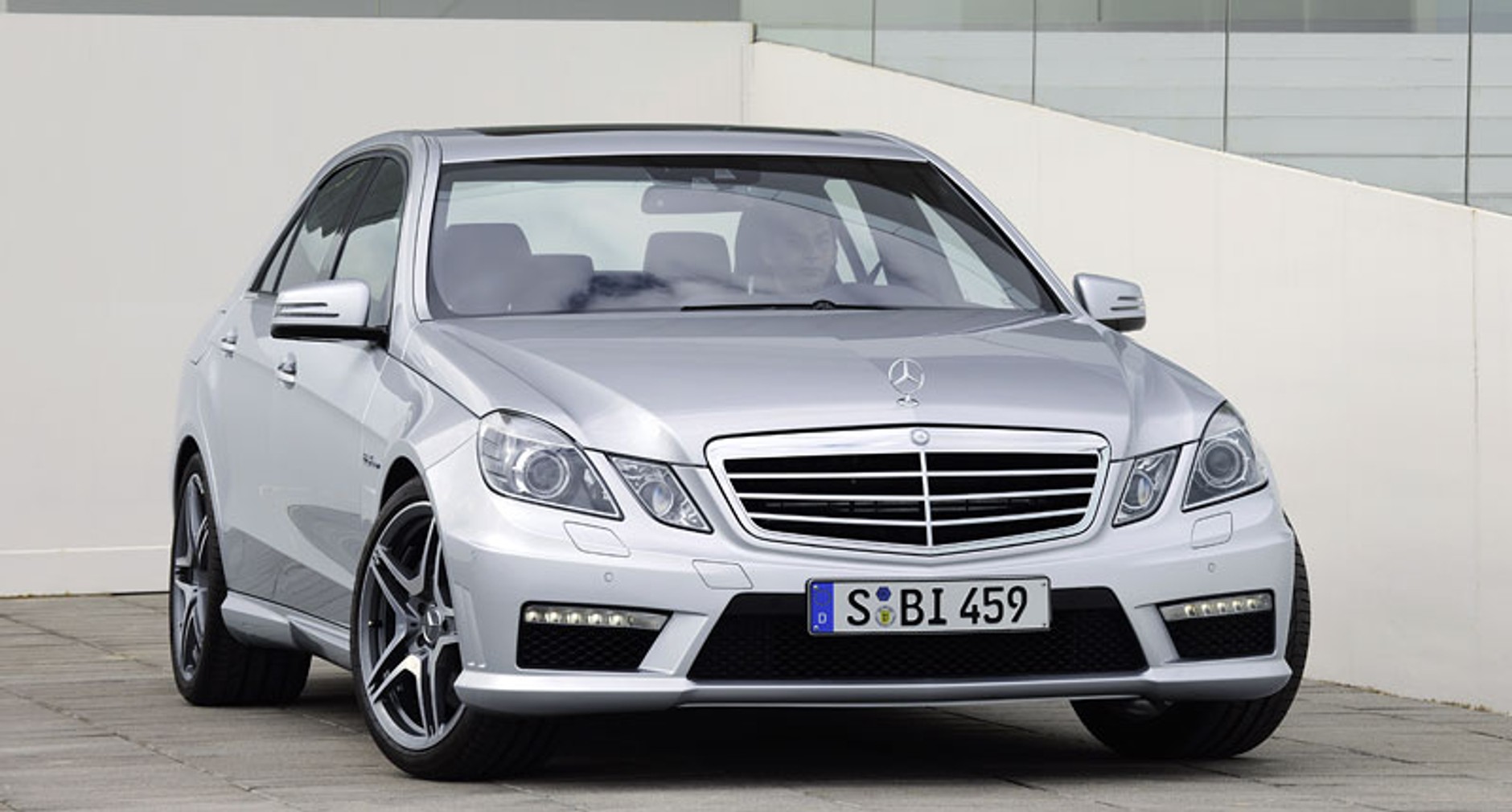 Mercedes-Benz E 63 AMG: pierwsze oficjalne zdjęcia i informacje