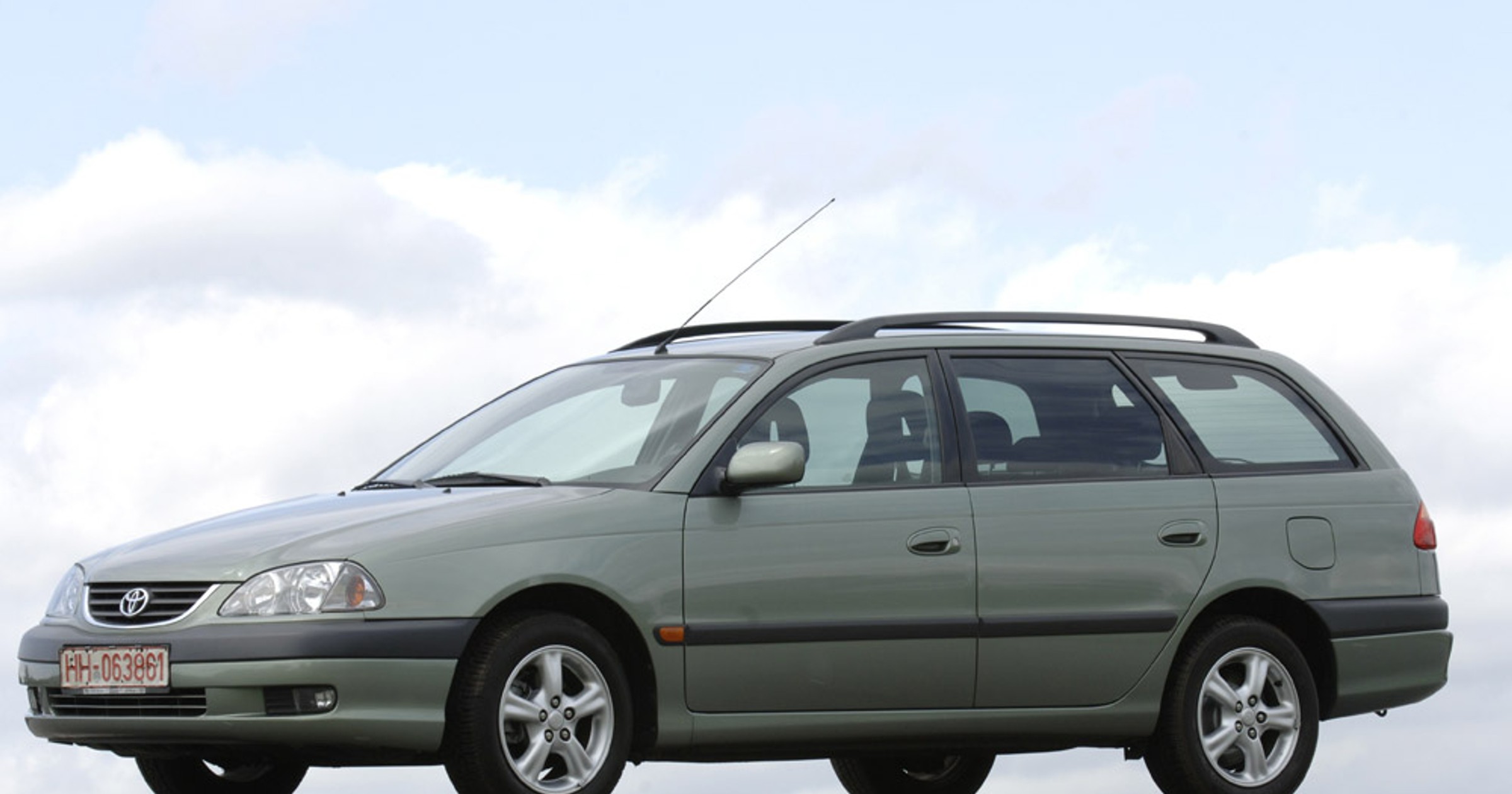 Mercedes klasy C, Nissan Primera, Toyota Avensis i VW Passat: cztery sposoby na tanie kombi