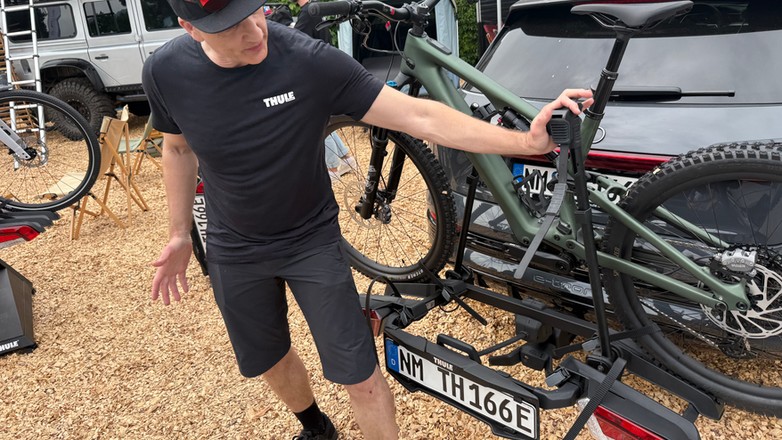 Nowy składany bagażnik rowerowy Thule ma wiele świetnych i unikalnych rozwiązań. Prezentuje on też fenomenalny stosunek jakości do ceny