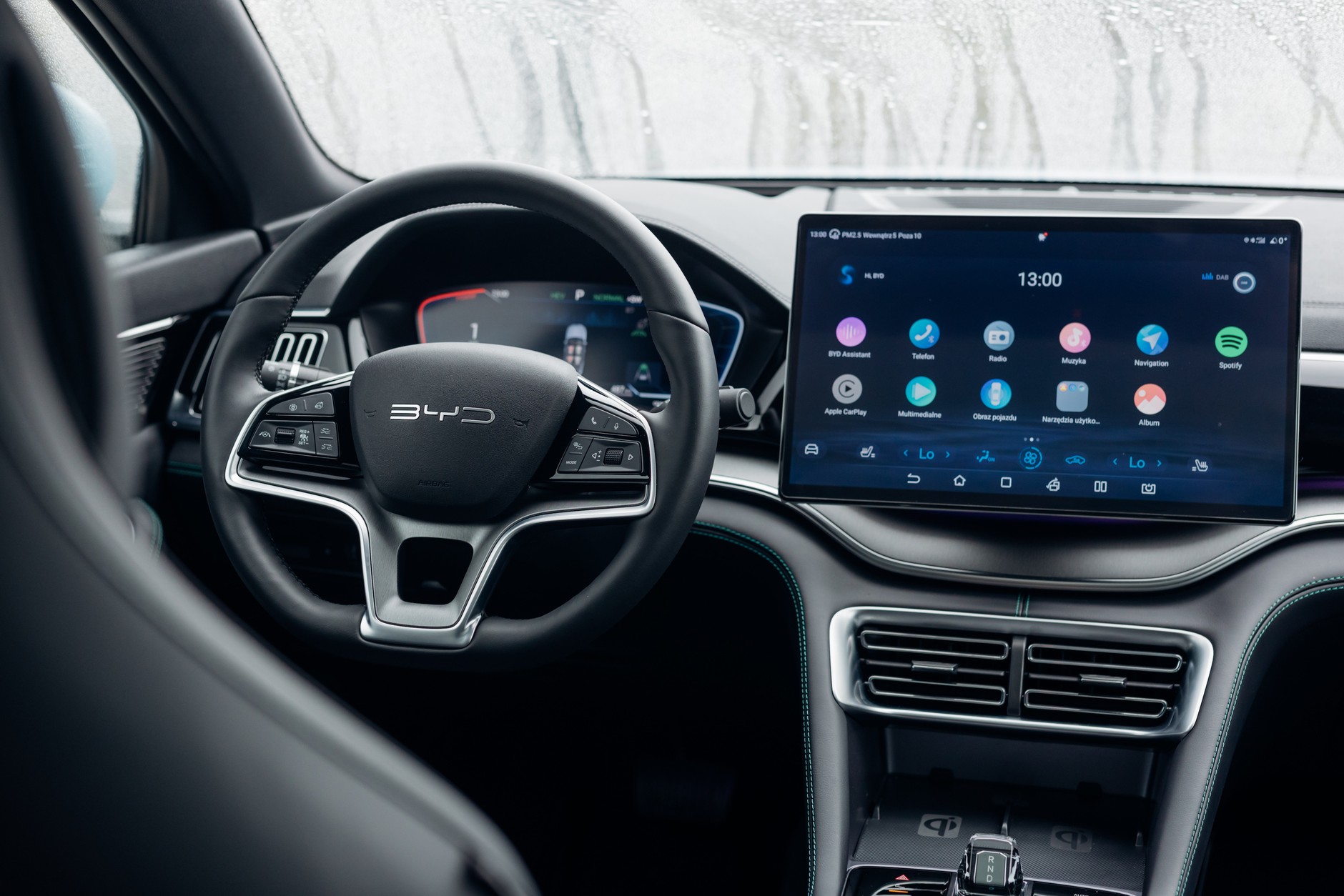 Ekran systemu inforozrywki może być ustawiony poziomo lub pionowo. 