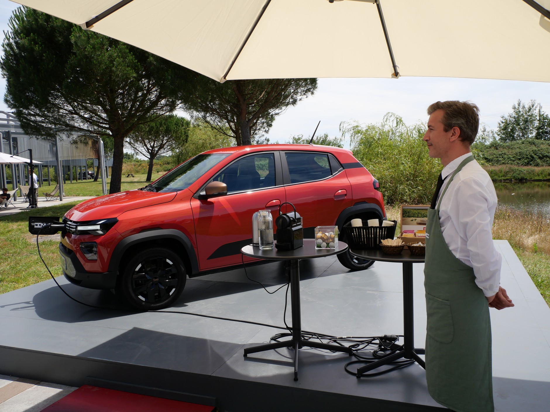 Ekspres do kawy podłączony do Dacii Spring. Genialne!