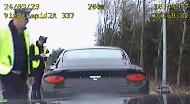 Pędził Bentleyem niemal 250 km na godz. Nieoznakowany radiowóz szybko go dogonił [WIDEO]