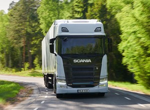 Elektryczna ciężarówka Scanii ma spory zasięg, ale potrzebuje ogromnej baterii