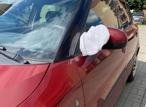 Auto z białym ręcznikiem na lusterku stało przy drodze. To był znak