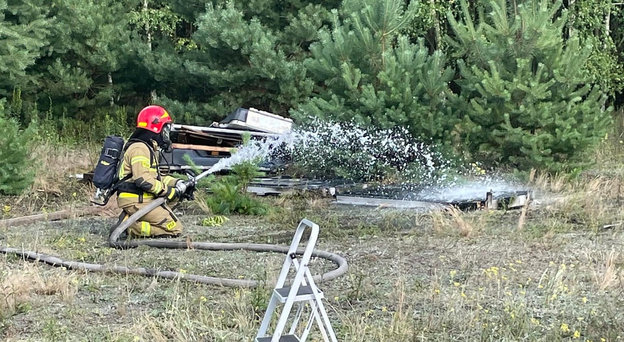 Pożar porzuconego akumulatora od elektryka w lesie pod Wołominem. Mamy pierwszy taki przypadek