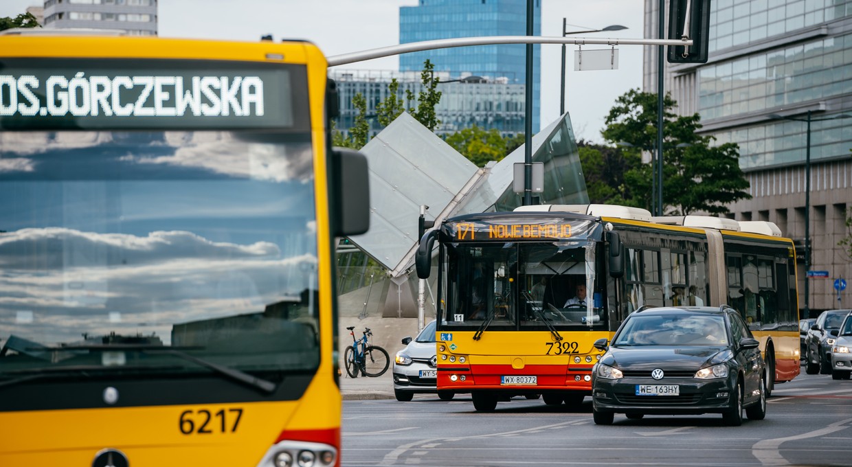 Czy kierowca autobusu ma obowiązek włączyć klimatyzację? Pasażerowie często na to narzekają