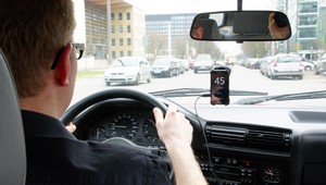 Telefony z Androidem mogą wykryć wypadek. Same też wezwą pomoc