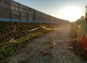 Ktoś postawił płot na drodze serwisowej. Drogowcy odkryli go podczas rutynowej kontroli