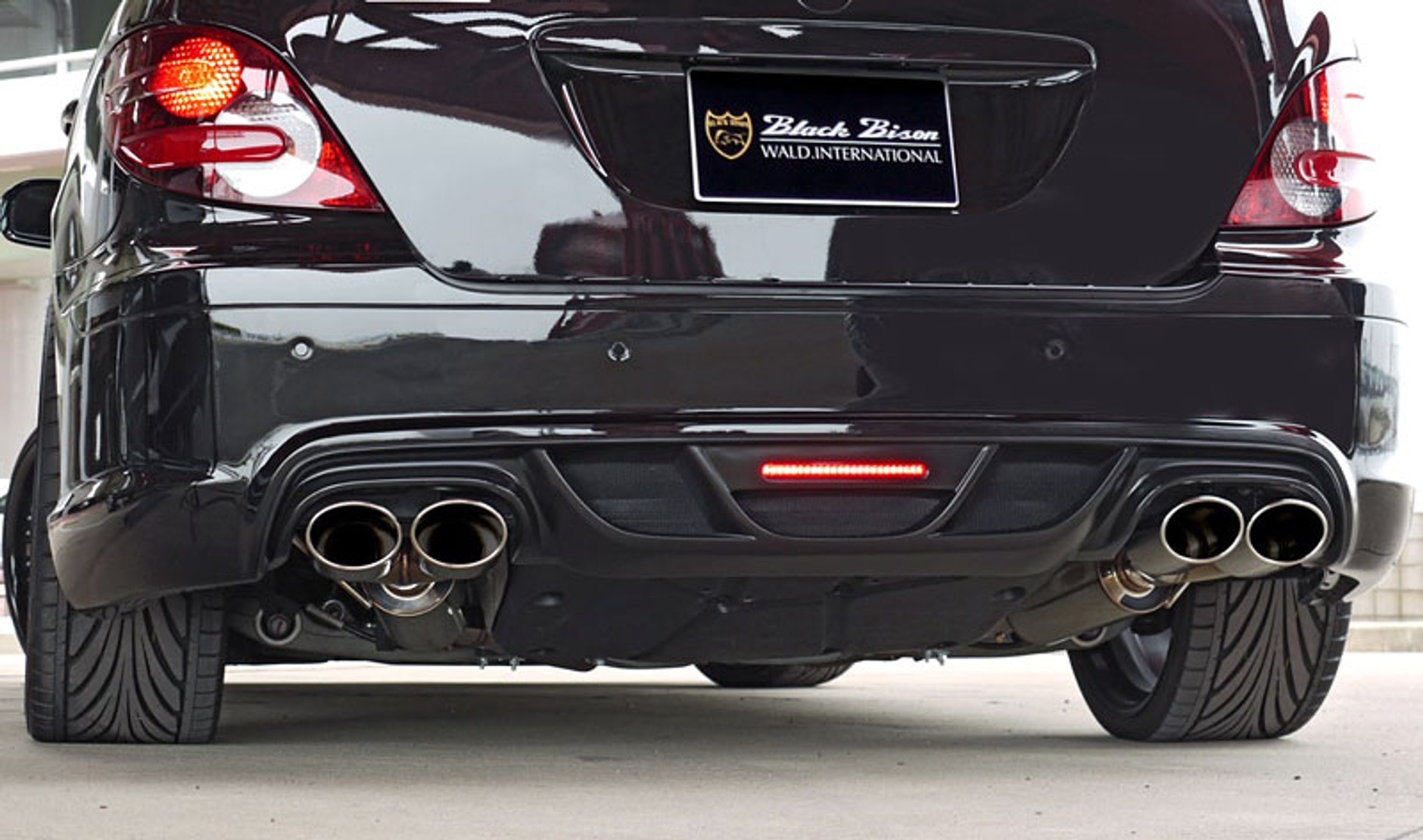 Mercedes-Benz R-Klasa Black Bison: spoilery z Japonii