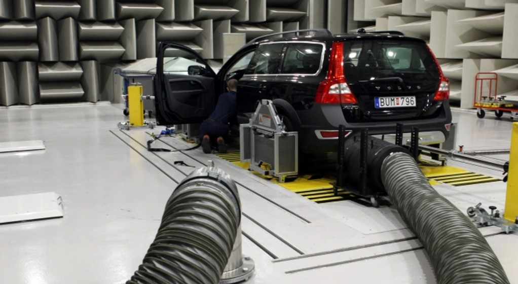 By uniknąć przekłamań podczas pomiarów rura odprowadzająca spaliny jest także odpowiednio izolowana akustycznie.