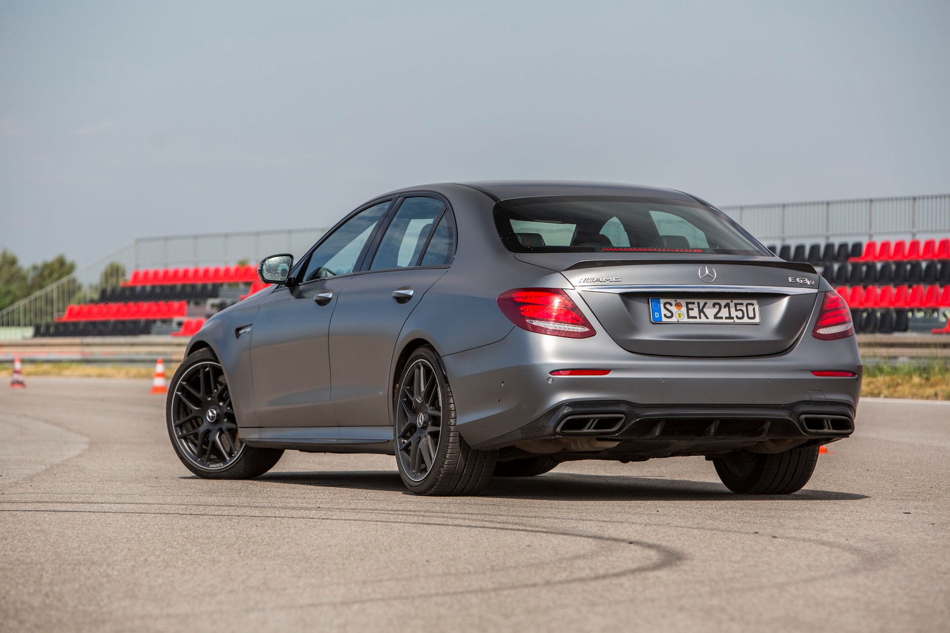 Mercedes-AMG E 63 S 4Matic+ - sportowiec o niewiarygodnych talentach