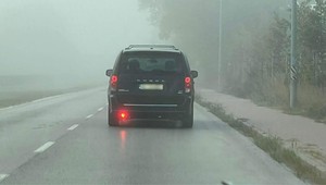 Kierowcy nie wiedzą, że za używanie tego światła mogą zapłacić mandat. Czy też tak robisz? 