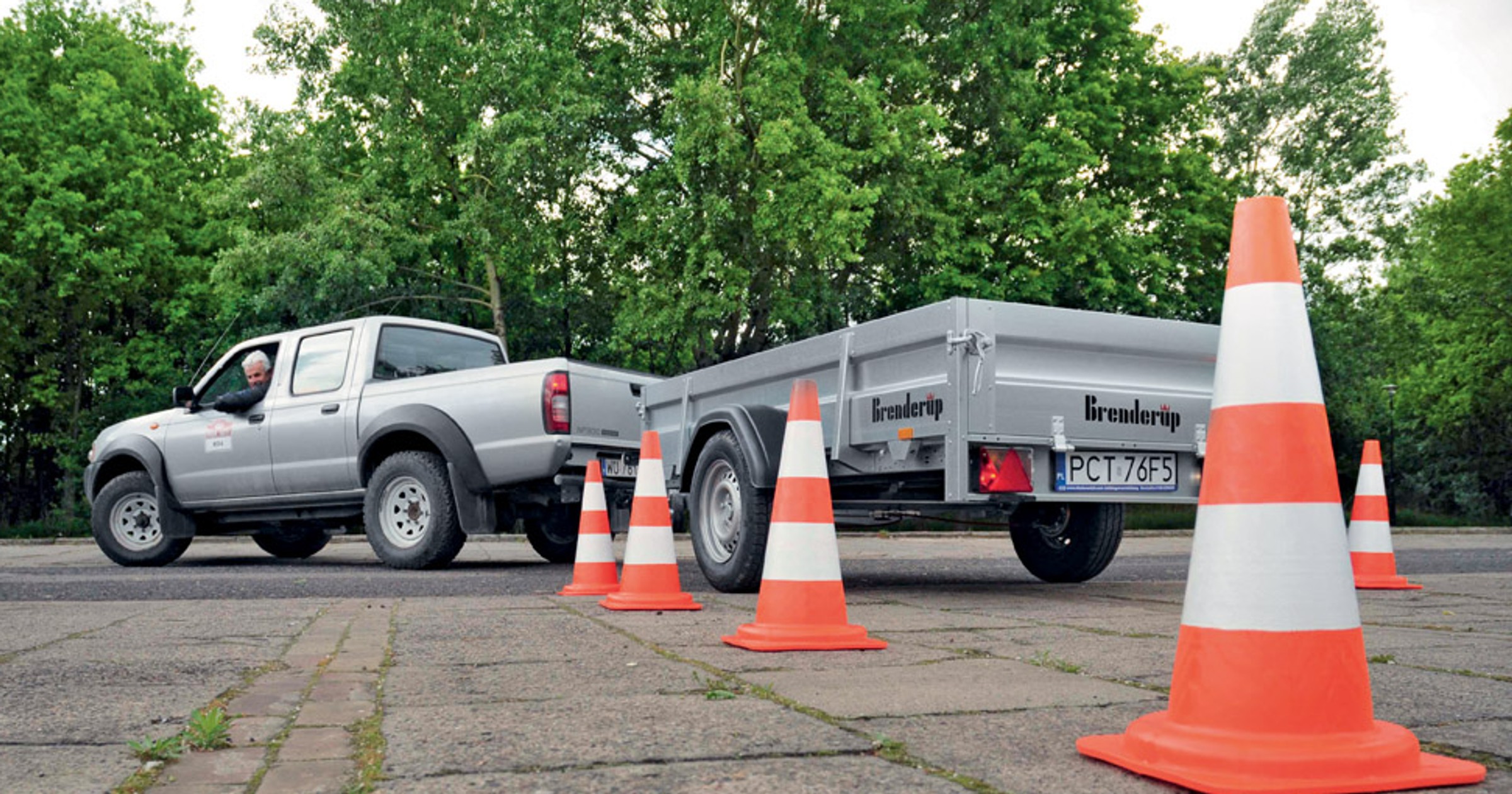 Szkoła jazdy z przyczepą: przygotowanie i manewry
