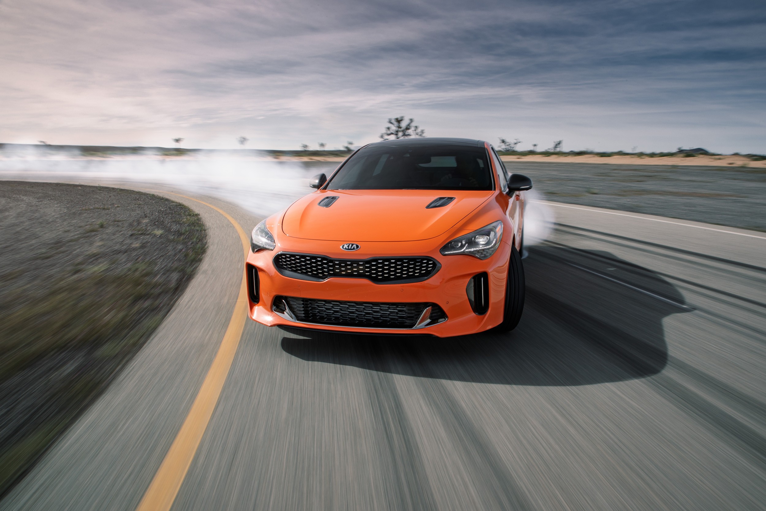 KIA Stinger GTS. Jedyne gran turismo Kii. na rynku od 2017 r. Modelem tym Kia ukoronowała swoją przemianę w jednego z najbardziej innowacyjnych i odważnych producentów samochodów na świecie.